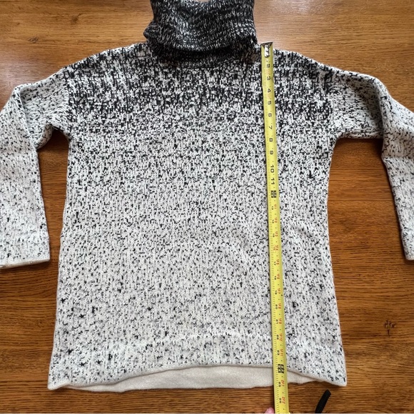 ⭐️ Athleta Marled Black Cream Cashmere Wool Blend Turtleneck Sweater SMALL - Picture 8 of 11